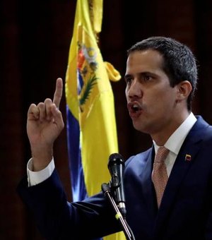 Guaidó diz que recebeu apoio de militares e ameaça depor Maduro