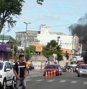 Comerciantes bloqueiam acesso à Praça do Pirulito em protesto contra falta de infraestrutura