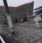 Susto: teto de posto de combustíveis desaba por causa de forte chuva em Maceió