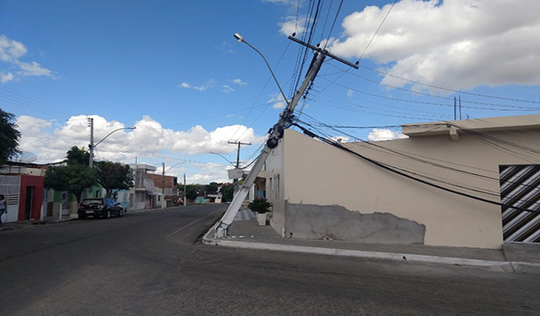 Caminhão bate em poste e interrompe fornecimento de energia no Sertão