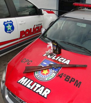 Polícia Militar apreende menor e prende homem com espingarda na parte alta de Maceió 