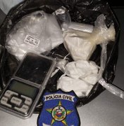Polícia apreende cocaína e arma em residência em Maceió; suspeito foge