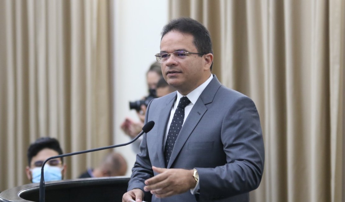 Marcelo Victor e nova mesa diretora tomam posse na Assembleia Legislativa de AL