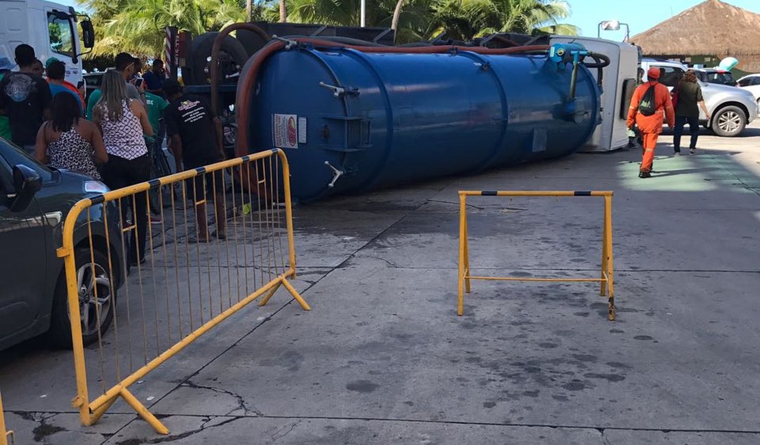 Asfalto cede e caminhão tomba ao fazer curva na orla da Ponta Verde, em Maceió