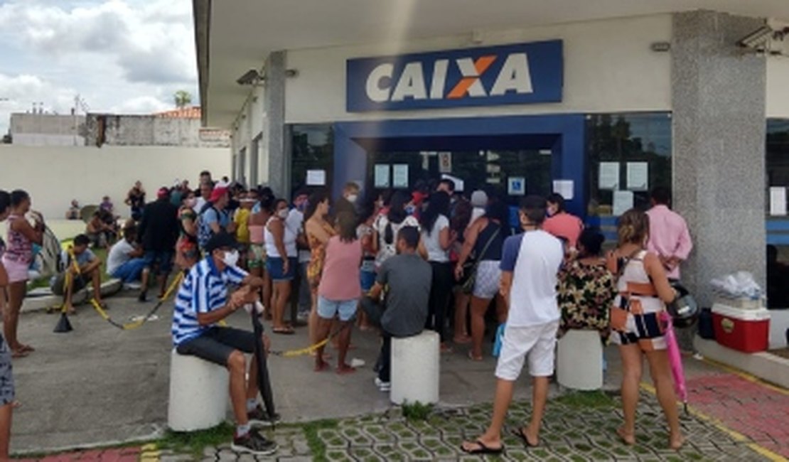 Auxílio emergencial: dúvidas e problemas no aplicativo geram aglomerações em agências e lotéricas