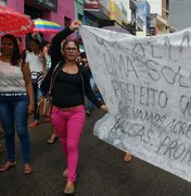 Vídeo: Moradores vão às ruas protestar contra prefeitura de Palmeira dos Índios