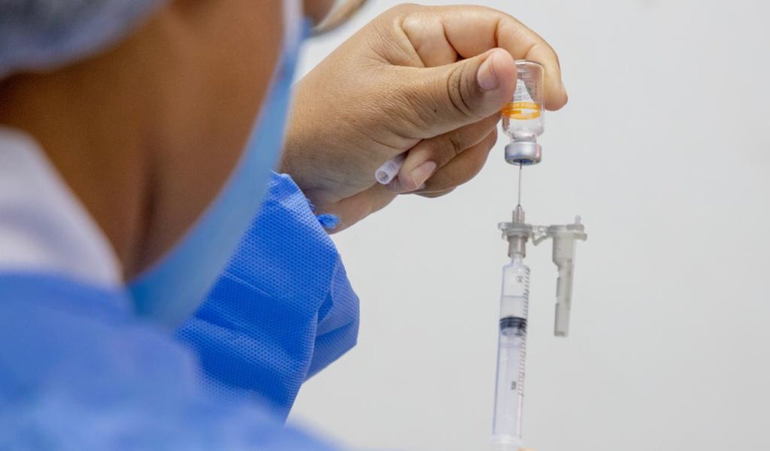 Maceió: vacinação para trabalhadores de saúde a partir de 35 anos tem início terça (13)