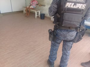Jovem é preso após flagrante de tráfico de drogas, em Arapiraca
