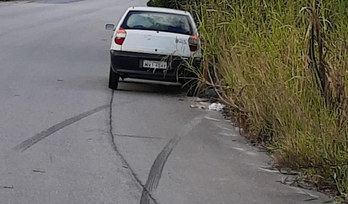 Motorista abandona veículo com licenciamento atrasado ao avistar viatura policial