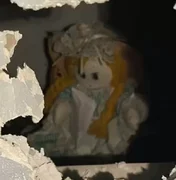 Homem se muda para casa nova e acha boneca com bilhete macabro em parede