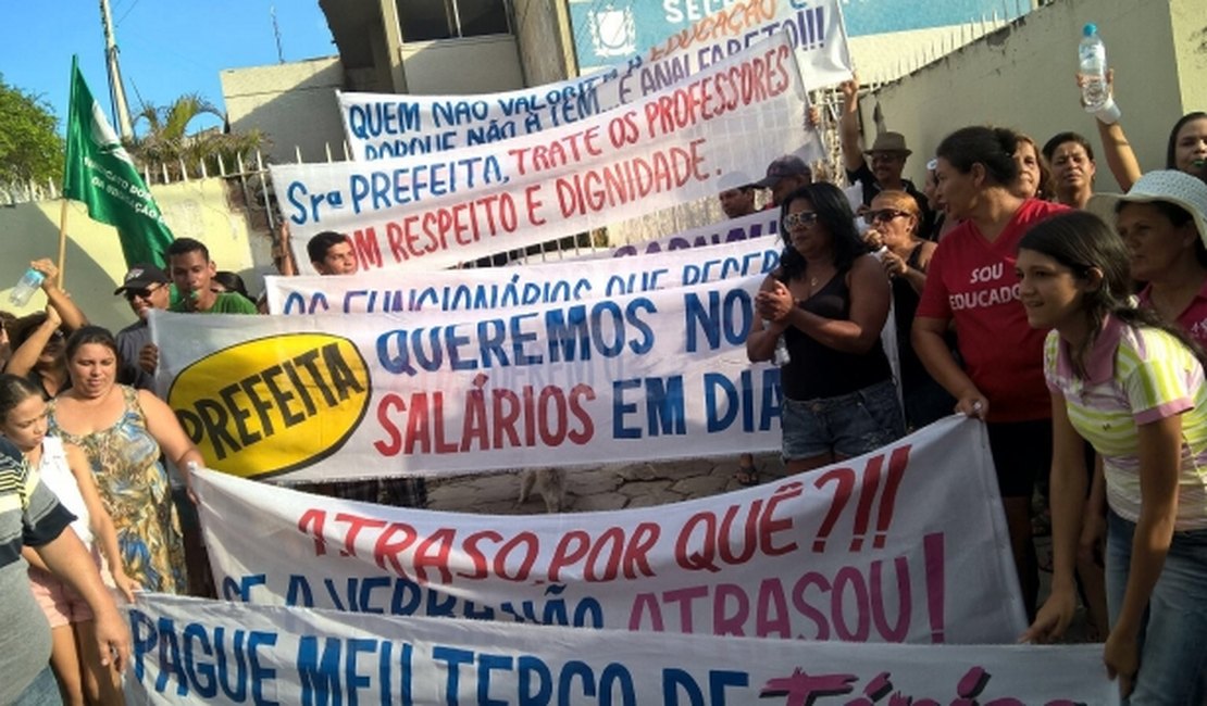 Professores protestam contra salários atrasados