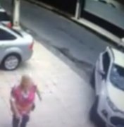 Câmeras de segurança de galeria flagram roubo de veículo contra idosas