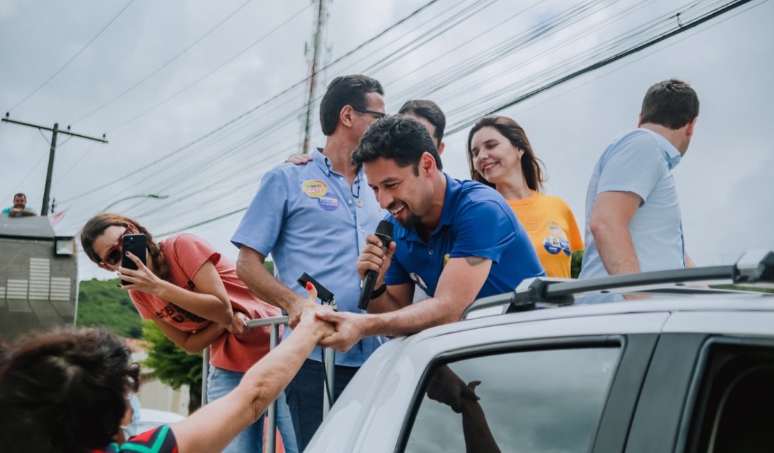 Rodrigo Cunha tem recepção calorosa da população em carreata pelas ruas de Palmeira dos Índios