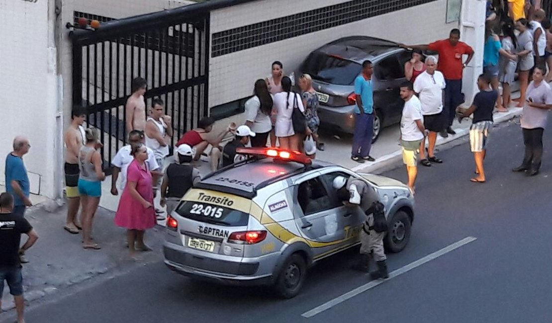 Carro invade calçada, derruba poste e atropela turistas em Maceió