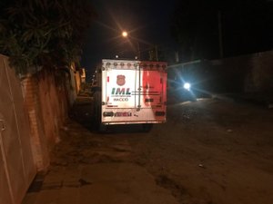 Homem é morto com quatro tiros na cabeça no bairro do Feitosa, em Maceió