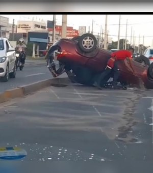Veículo capota e mulher fica ferida na avenida Menino Marcelo