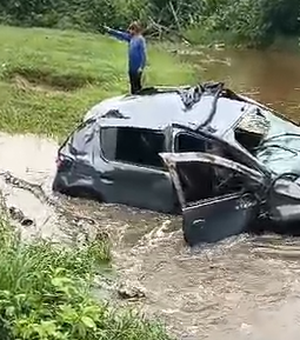 [Vídeo] Carro sai da pista e vai parar dentro de um rio em São Luiz do Quitunde