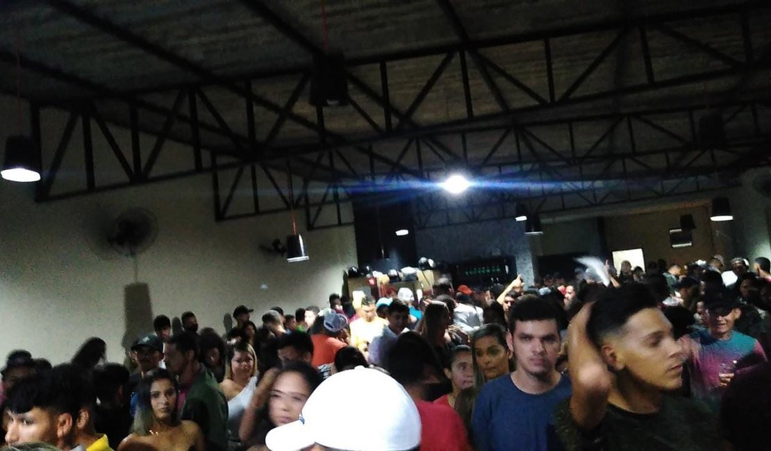 Bares burlam decreto sobre cuidados durante pandemia e promovem aglomerações