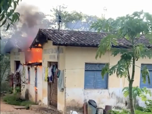 [Vídeo] Residência fica destruída após jovem com problemas psiquiátricos atear fogo