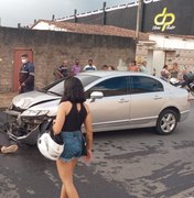 [Vídeo] Motociclista fica ferido após colidir contra veículo na Baixa Grande