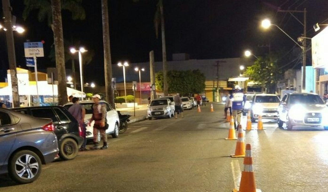 Detran e Polícia Militar realizam operação Lei Seca no centro de Arapiraca