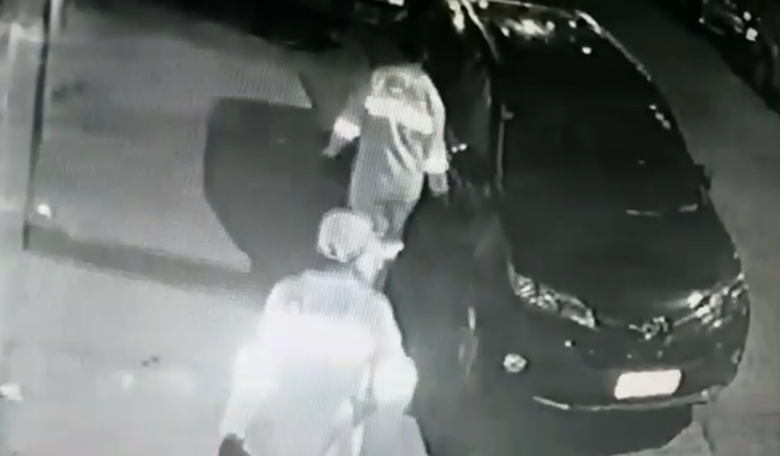 [Vídeo] Gari é flagrado riscando carro estacionado na Ponta Verde