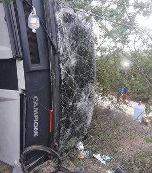 Ônibus com 40 passageiros tomba no Agreste de Pernambuco