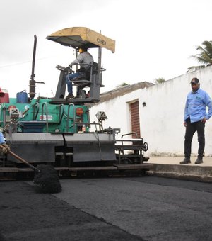Em São Sebastião, prefeitura asfalta ruas com pavimentação antiga em paralelepípedos