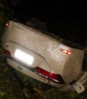 Motorista perde controle de veículo e capota no Sertão 