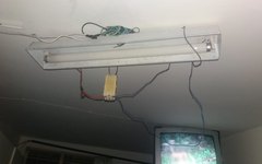 Em várias partes do hospital, membros do CES encontraram problemas na rede elétrica
