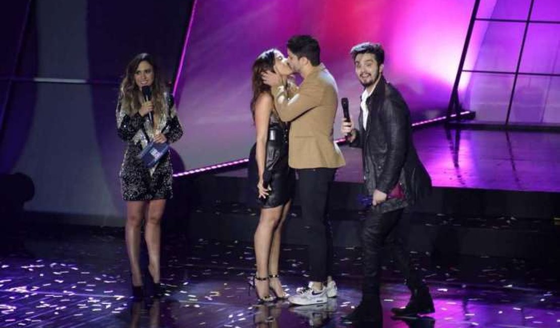 Anitta ganha beijão durante o 'Prêmio Multishow'