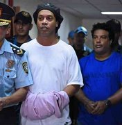 Após noite na prisão, Ronaldinho e Assis são algemados e levados para prestar depoimento