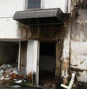 Casa abandonada serve de local para consumo de drogas e depósito de lixo