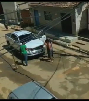 [Vídeo] Morador briga com vice-prefeito e secretário em Roteiro