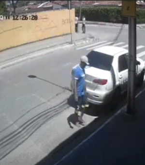 Câmera de segurança flagra momento de assalto no bairro do Santos Dumont, em Maceió
