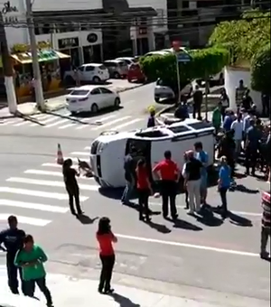 Carro capota após colisão em cruzamento na Ponta Verde