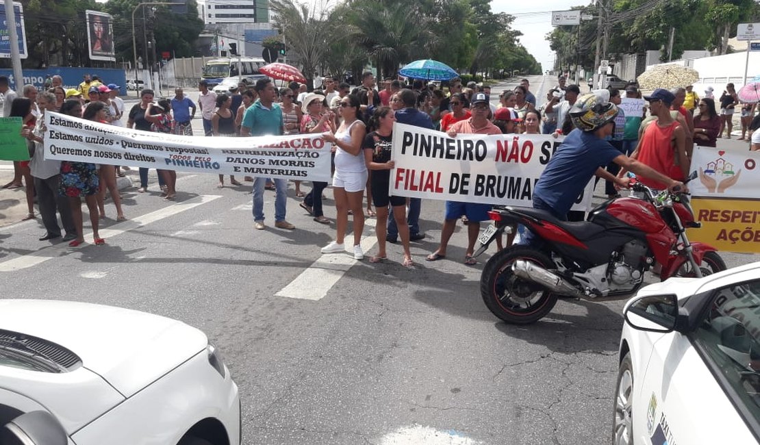 Moradores do Pinheiro realizam protesto na Av. Fernandes Lima