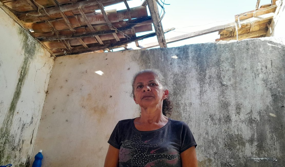 [Vídeo] Dona de casa arapiraquense precisa de ajuda para consertar o telhado e a fossa de casa