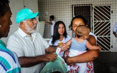 Prefeitura de Delmiro Gouveia beneficia 2.500 famílias com entrega de peixes e alimentos
