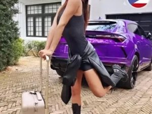 Anitta responde acusação de ter 'copiado' Melody com carro novo: 'Continuo pão dura'