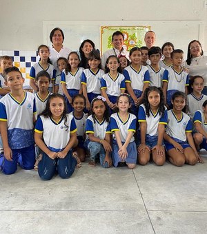 Ricardo Nezinho recebe homenagem de alunos responsáveis por produção de livro pelos 100 anos de Arapiraca