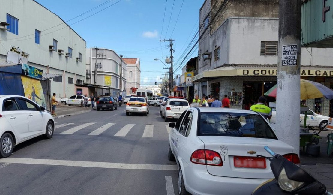 Fiscalização coíbe irregularidades envolvendo táxis no centro de Maceió