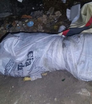 Corpo enrolado em saco de náilon é achado em frente ao IML de Maceió