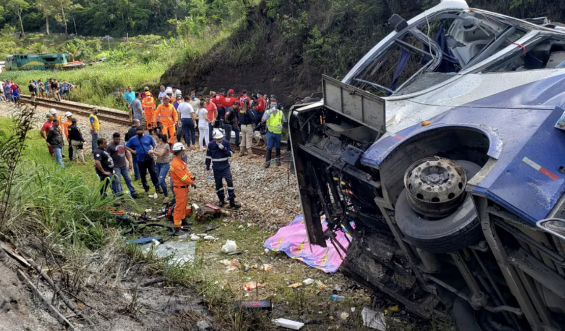Empresa de ônibus alagoano que caiu de viaduto em MG vai indenizar famílias das vítimas