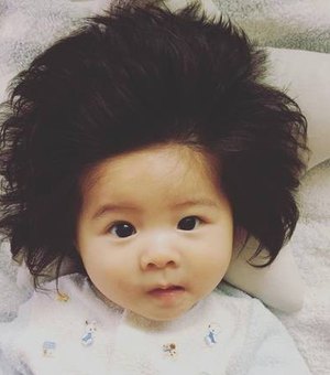 Bebê cabeluda vira garota-propaganda de marca de xampu