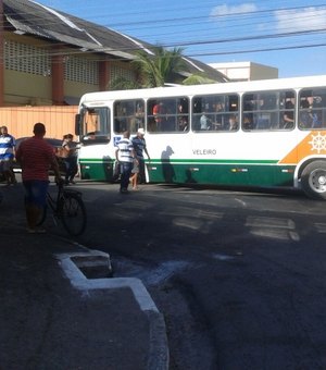 Pneu de ônibus se solta de coletivo e quase provoca acidente em Maceió