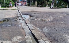 Buraco fica no cruzamento das ruas Delmiro Gouveia com Governador Luiz Cavalcante
