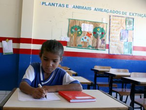 Beneficiários do Bolsa Família devem informar mudança de escola dos filhos