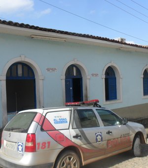 Criminosos quebram telhado e furtam clínica em Lagoa da Canoa