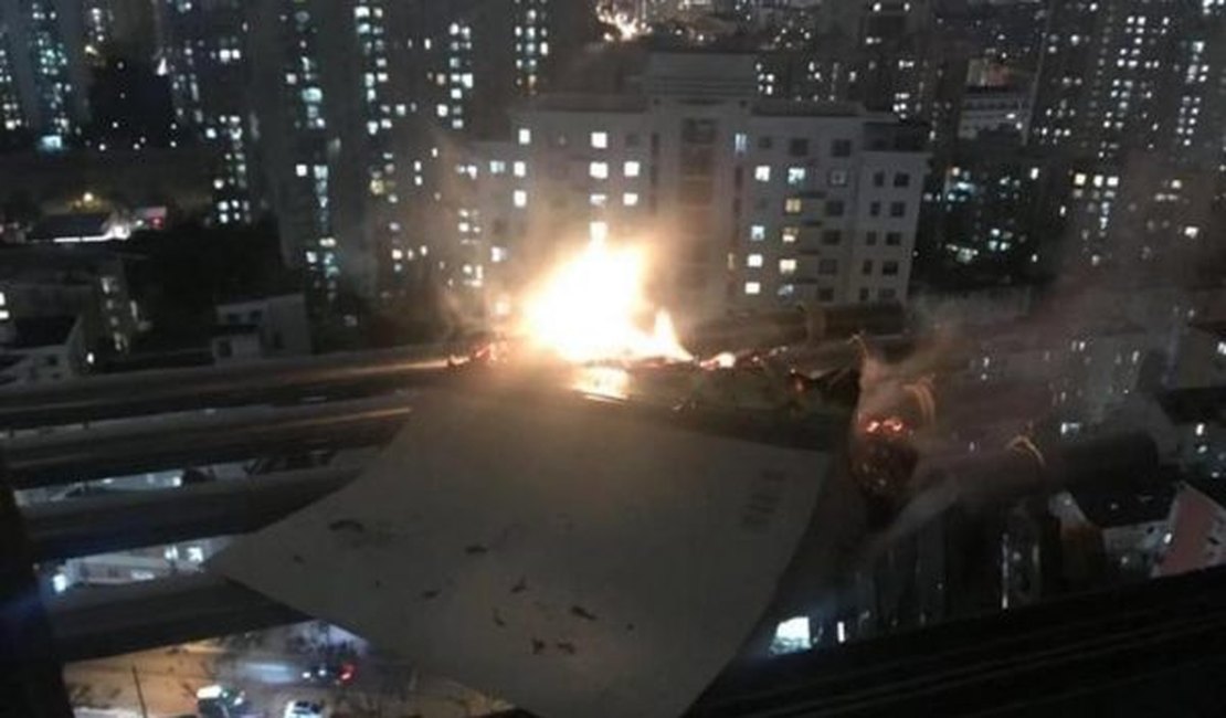 Irritado, pai queima livro do filho e quase causa incêndio em condomínio